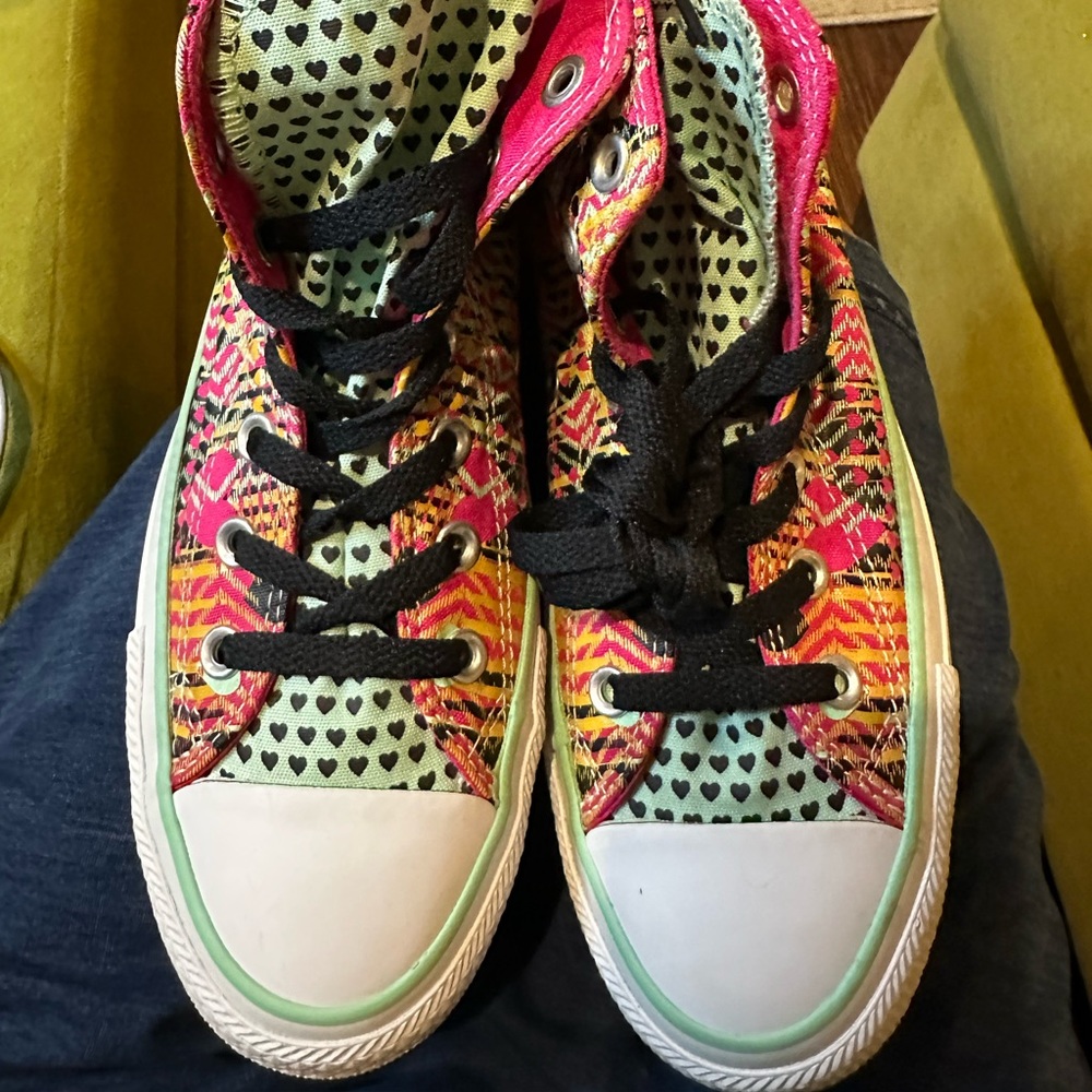 Converse Women Sz 8 Bright Patch HEARTS Zig Zags Chevron Stripes Unisex